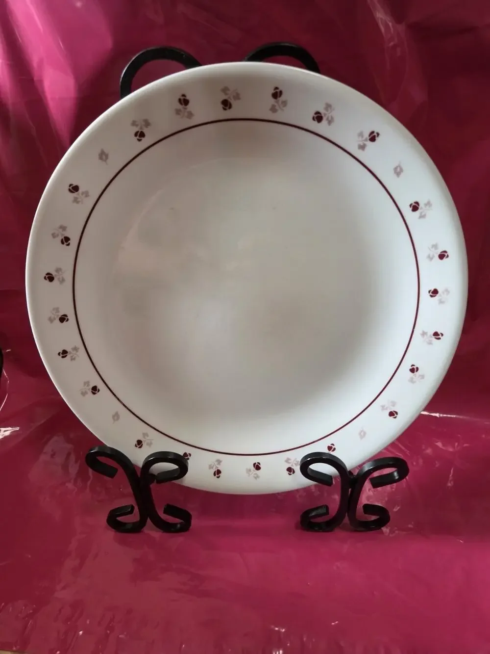Corelle Burgandy Rose Dinner Plates 10 1/8” (set of 4) Nice!